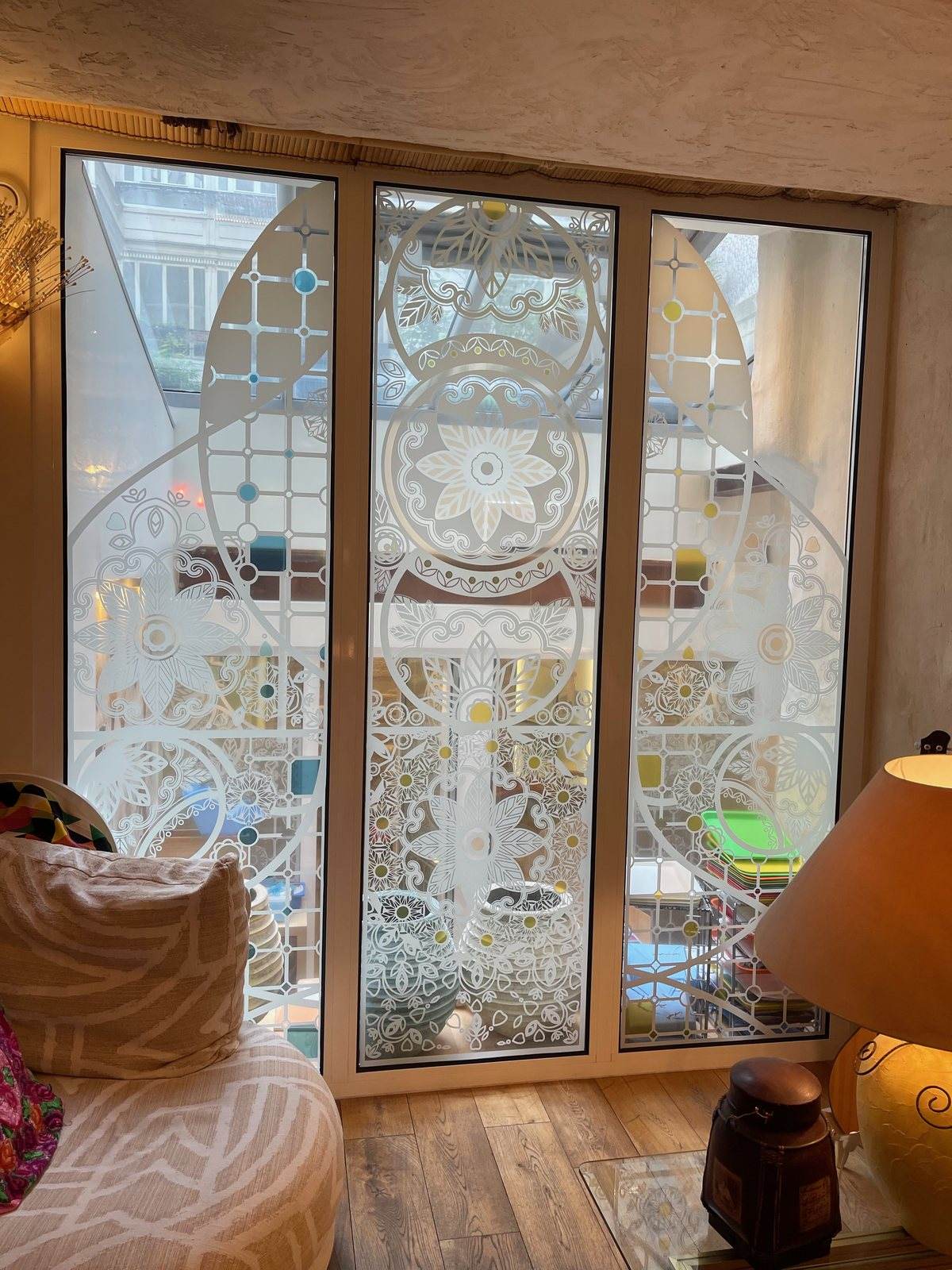 Cloison vitrée habillée d'un décor imprimé sur vinyle transparent dans un cabinet dentaire parisien