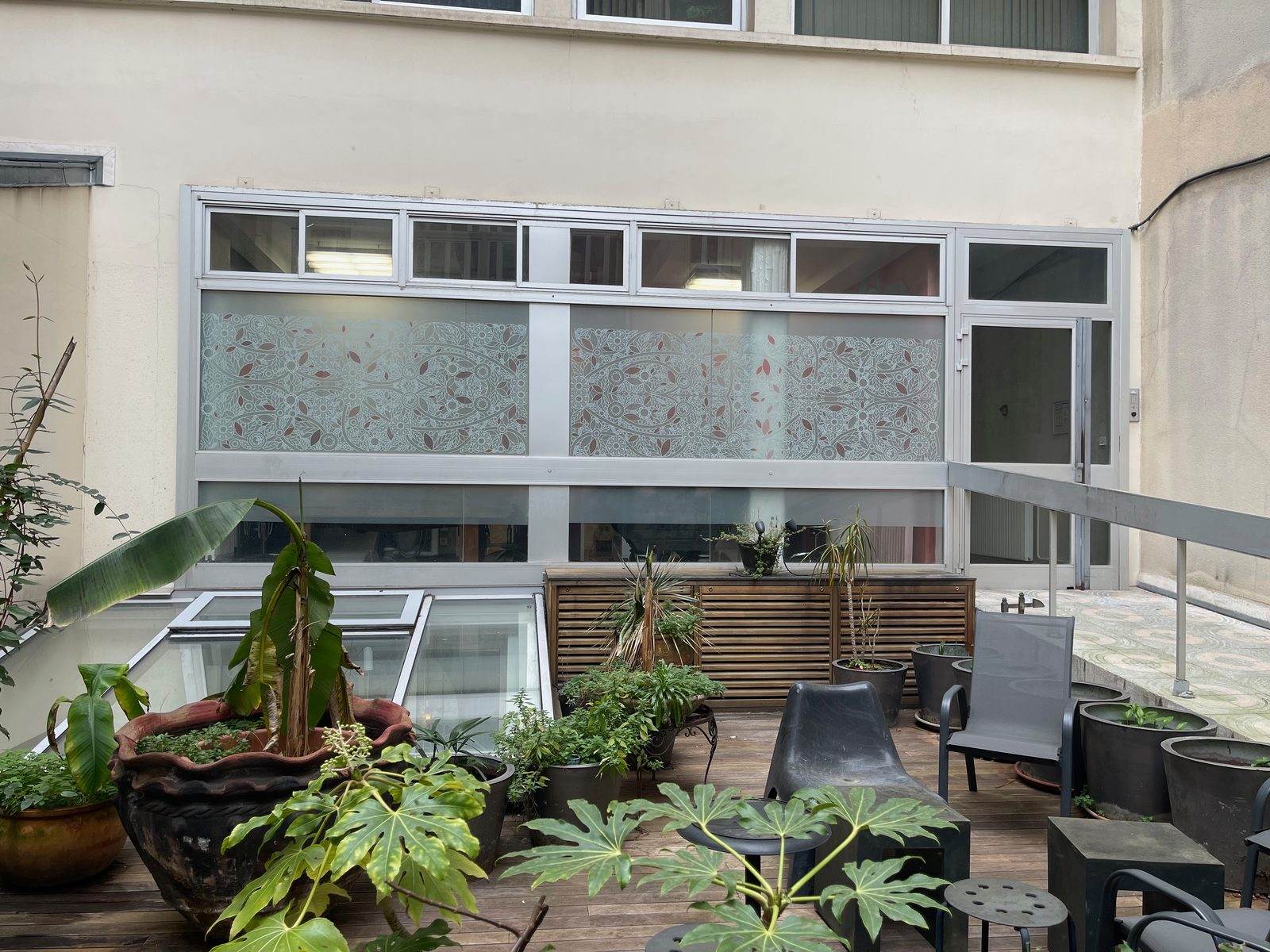 Façade vitrée d'un cabinet dentaire parisien habillée d'un décor imprimé sur vinyle transparent
