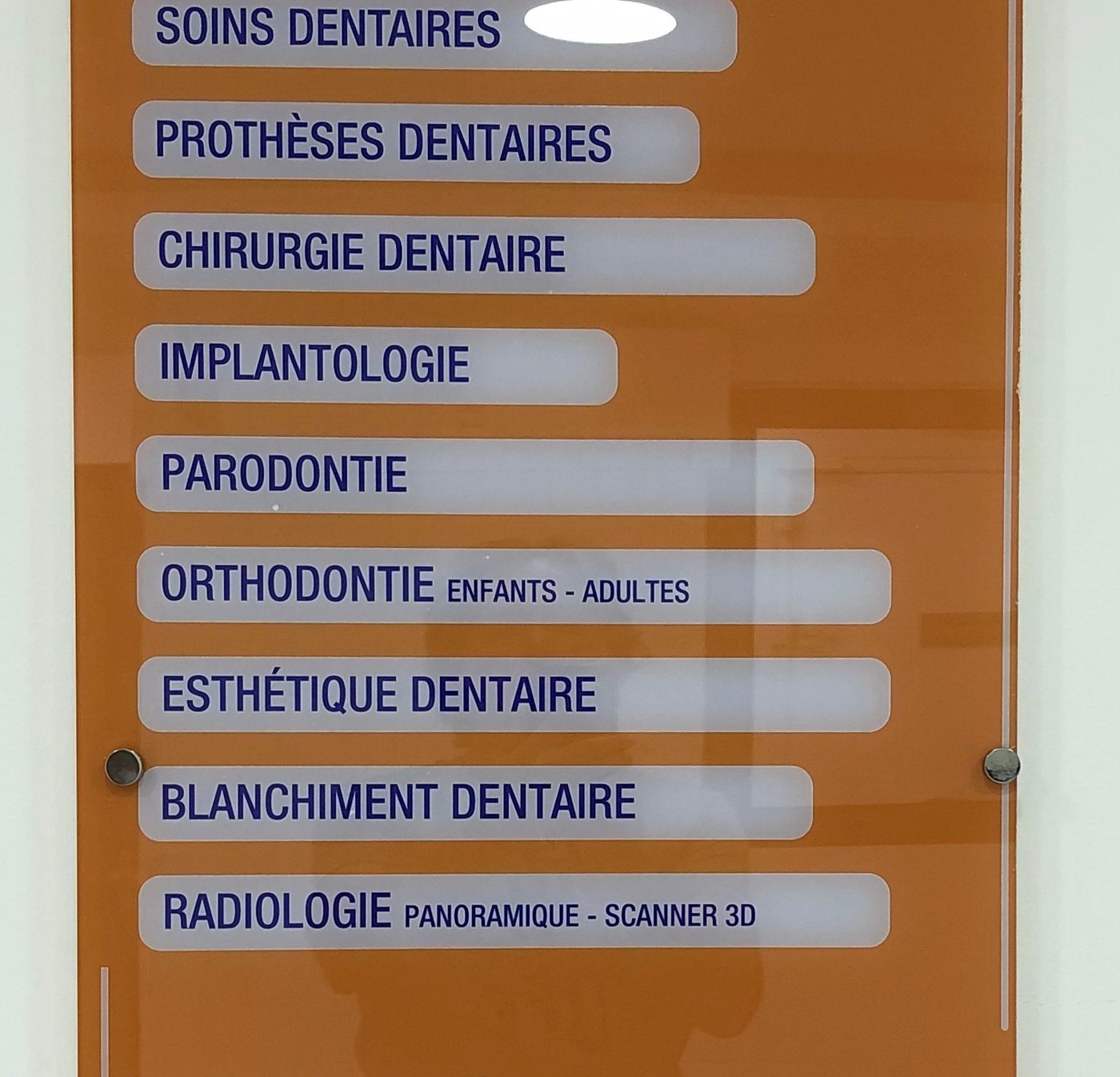 Plaque de services en plexiglas imprimé, fixée sur entretoises